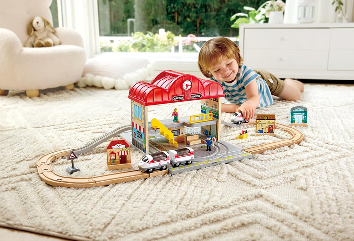 Hape Tragbares Bahnhof-Set aus Holz, Züge für Kinder, Schienen, Bahnhof und Figuren, leicht zu trage