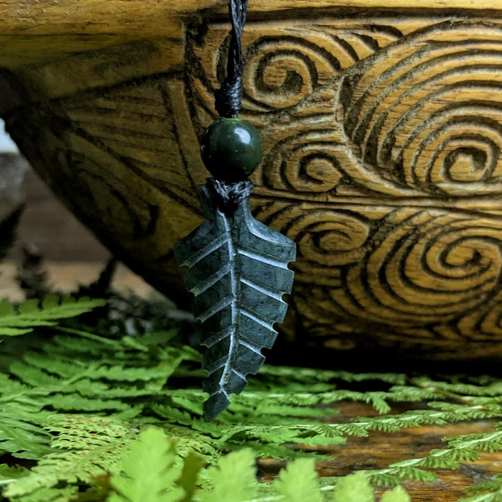 81stgeneration Anhänger Halskette Farn Handgeschnitzte Schwarze Nephrit-Jade für Damen und Herren