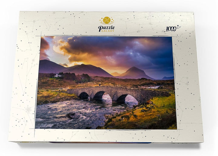 Old Vintage Backsteinbrücke über den Fluss in Sligachan, Isle of Skye, Schottland - Premium 1000 Tei