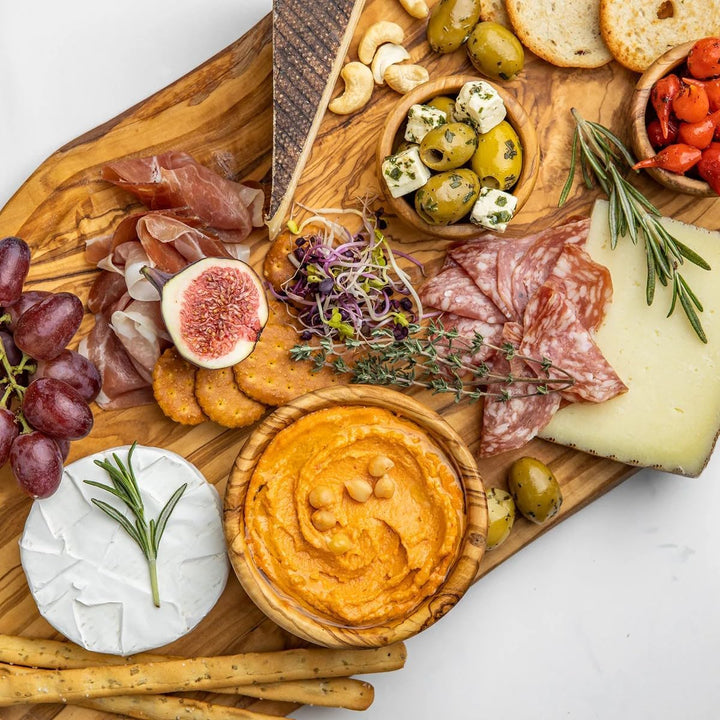 SOLTAKO Olivenholz Geschenksset ideal für Tapas und Brotzeit Bundles Catania 45cm + Hummus Lover 2er