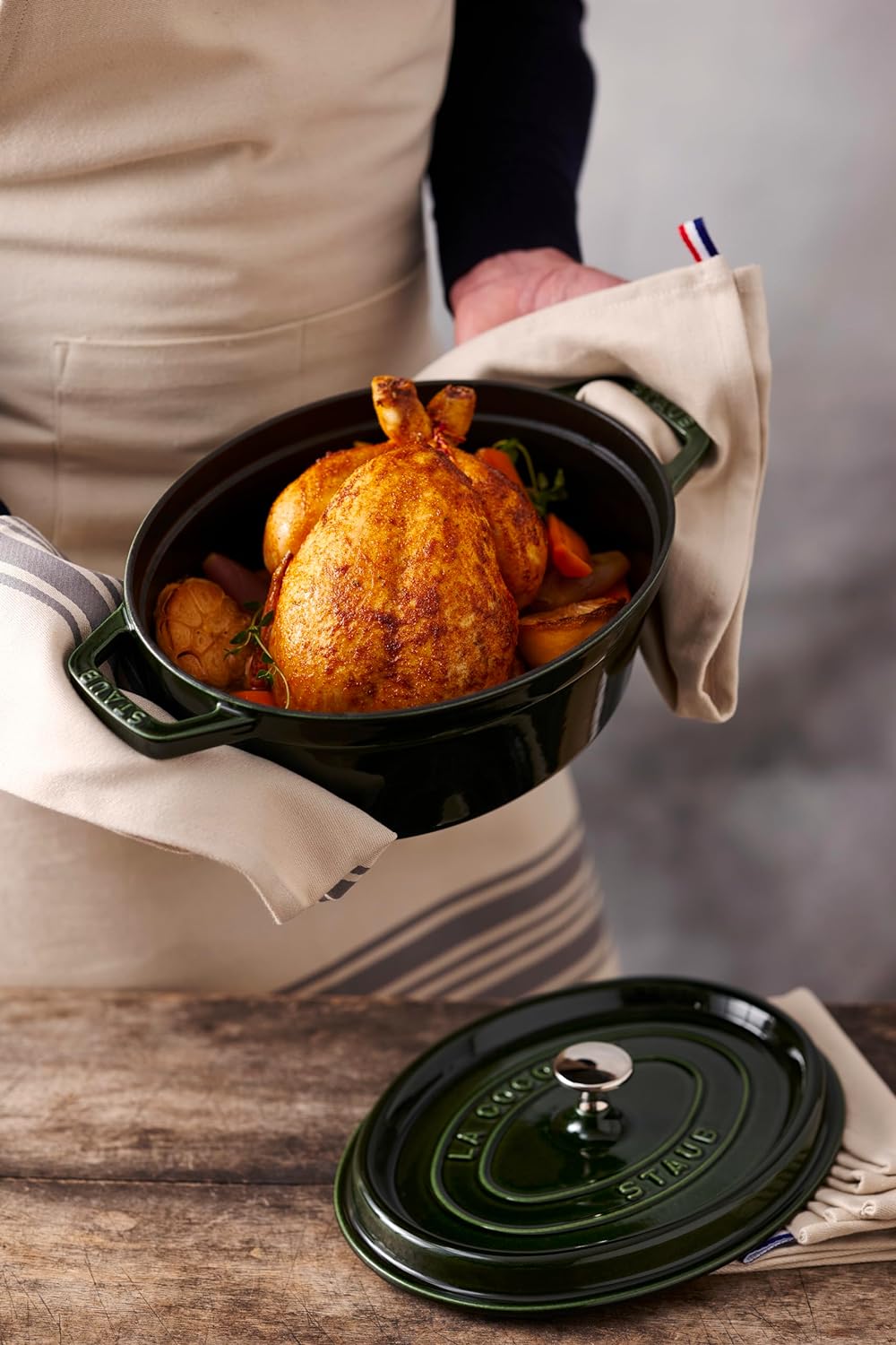 STAUB Gusseisen Bräter/Cocotte, Oval 29 cm, 4,25 L, Aromaregen Funktion, Für alle Herdarten geeignet