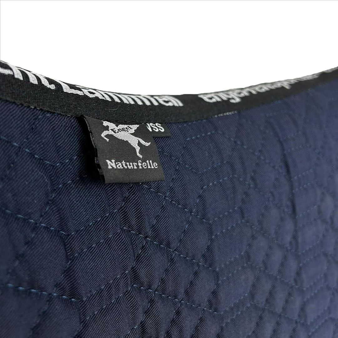 Engel Reitsport | SCHABRA3-VSS-MAR-MED | Schabracke | Lammfell Fully Lined | Steppstoff | Fellkranz