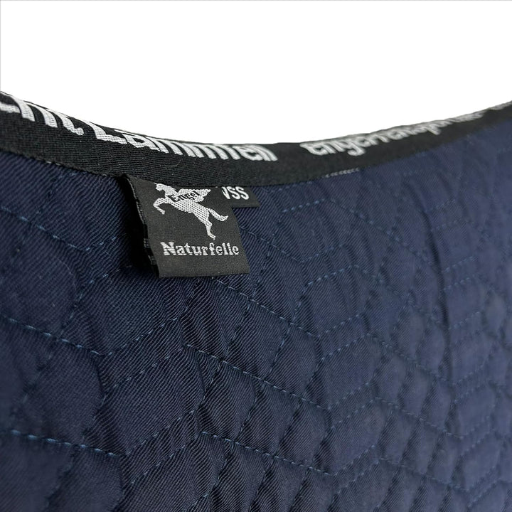 Engel Reitsport | SCHABRA3-VSS-MAR-MED | Schabracke | Lammfell Fully Lined | Steppstoff | Fellkranz