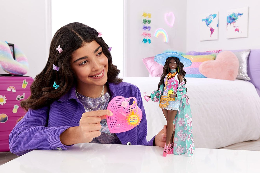 BARBIE Extra Fly - Reisepuppe mit Strandmode und Zubehör, beweglicher Körper, tropischer Badeanzug,