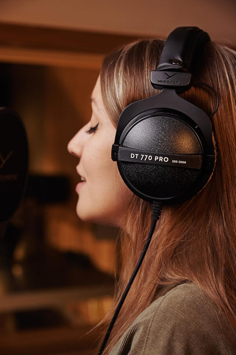 beyerdynamic DT 770 PRO 250 Ohm Over-Ear-Studiokopfhörer in schwarz. Geschlossene Bauweise, kabelgeb