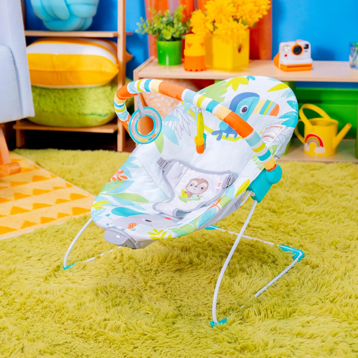 Bright Starts, Rainforest Vibes Wippe mit Vibrationen, Spielbogen, 2 Spielzeugen, Sicherheitsgurt un