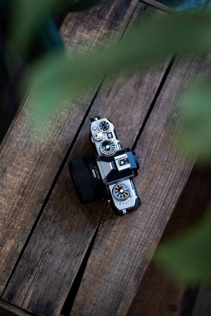 NIKON NIKKOR Z DX 24mm f/1.7 (incl. Gegenlichtblende HN-42)