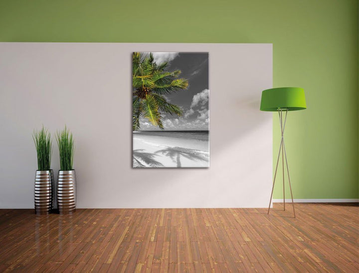 Pixxprint riesige Palem über Strand schwarz/weiss, Format: 80x120 auf hochkantiges Leinwand, 80x120