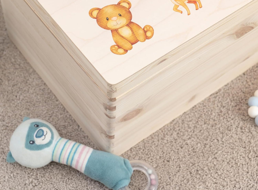 Pinus Personalisierte Erinnerungskiste aus Holz - 40x30x13,5 cm Geschenkbox mit Text zur Geburt, Tau