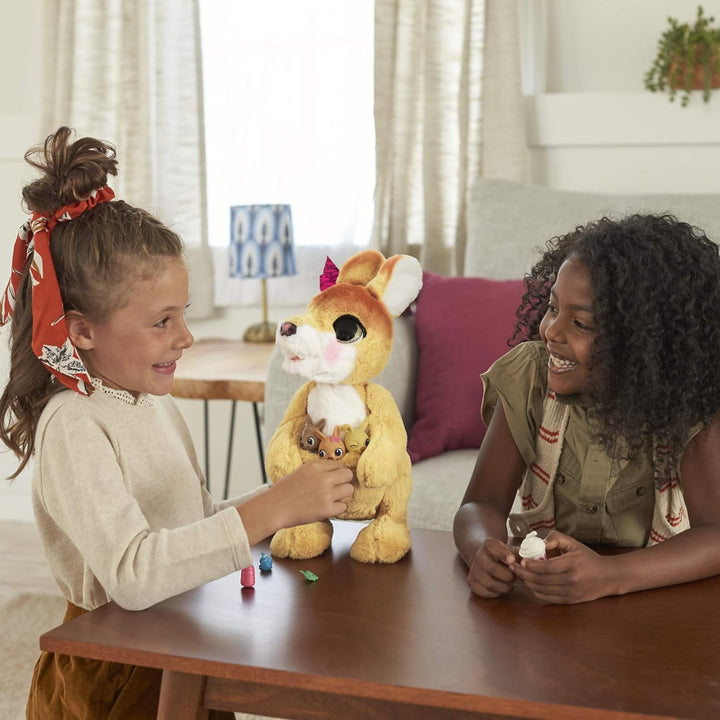 Hasbro Josie, das Känguru, interaktives Plüschspielzeug, 70+ Geräusche und Reaktionen, ab 4 Jahren,