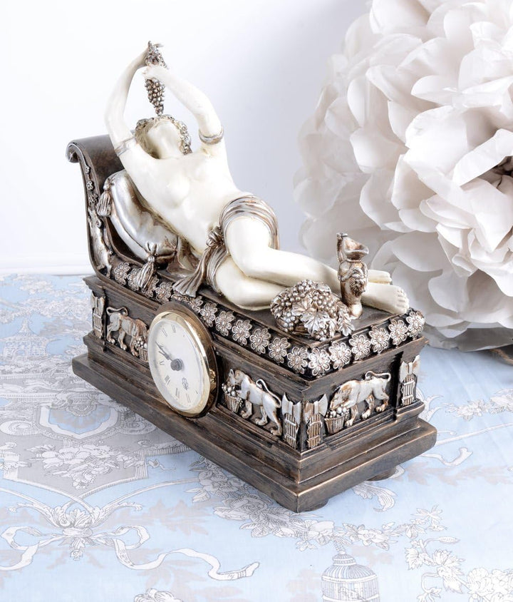 Figürliche Kaminuhr (ohne Batterie) Bacchantin auf Recamiere Empire 26cm Schwarz-Beige Antik Stil IS