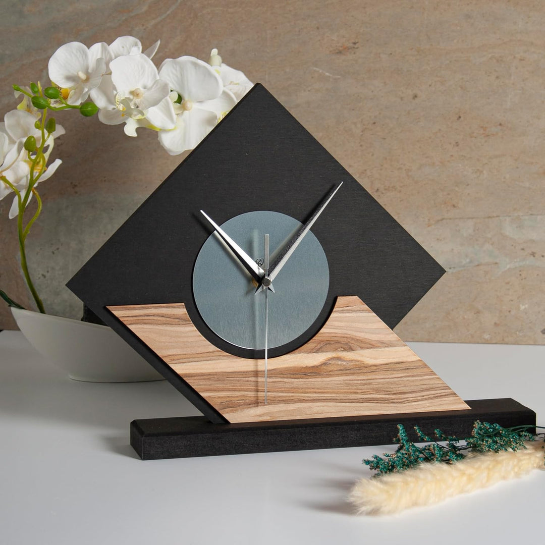 Kreative Feder Moderne Holz-Tischuhr mit stilvollen Akzenten aus Nussbaum Echtholzfurnier &amp; Aluminiu
