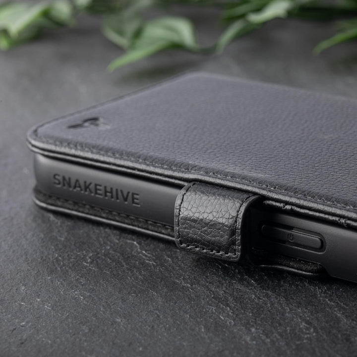 Snakehive Lederhülle für iPhone 14 Pro – Klapphülle mit Kartenfächern & Standfunktion (Geflecktes Sc
