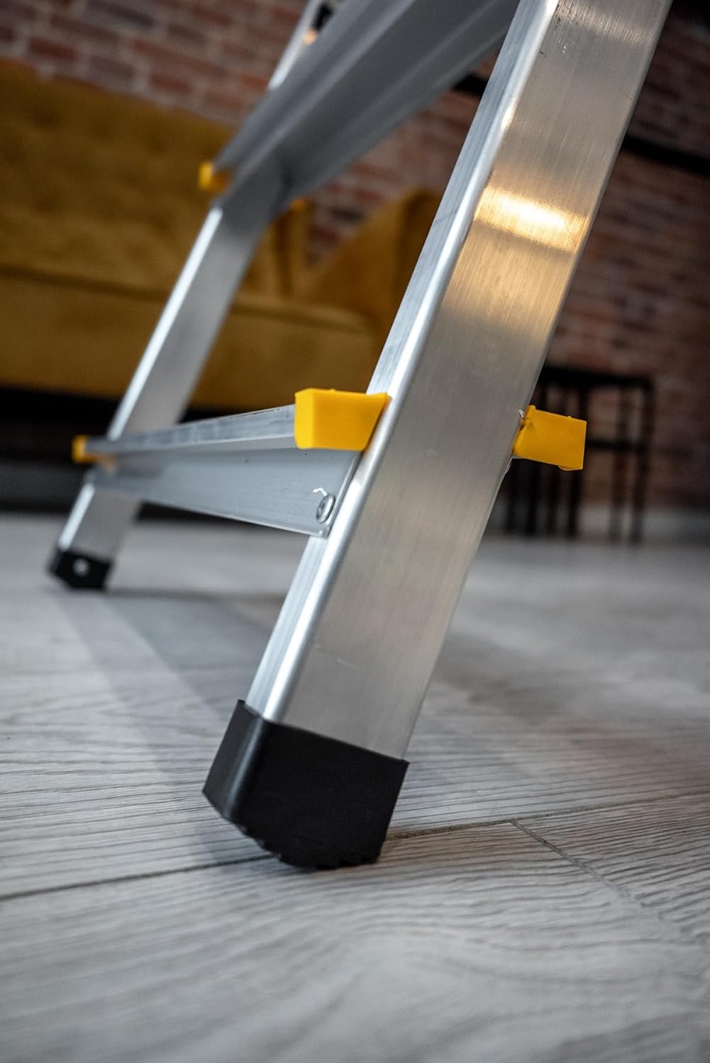 DRABEST Leiter PRO Serie Alu Klaptritt 4 Stufen Klappbare Leiter mit Sicherheits Handläufen bis 150