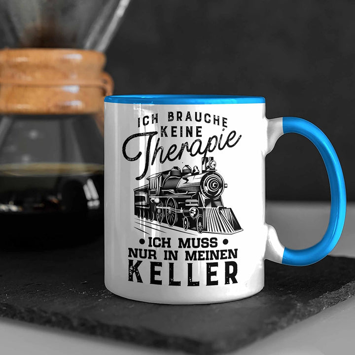 Trendation - Modelleisenbahn Tasse Geschenk für Eisenbahner Spruch Ich Muss In Meinen Keller (Blau),