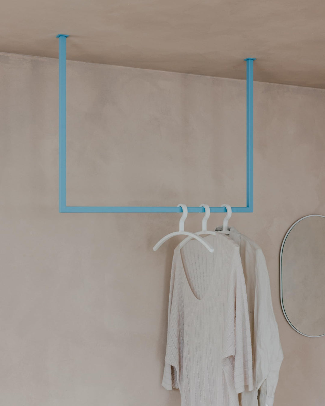 Metallbude Kleiderstange RUBI Blueberry Soda - Eckige Garderobe mit Deckenmontage - Decken Kleiderst