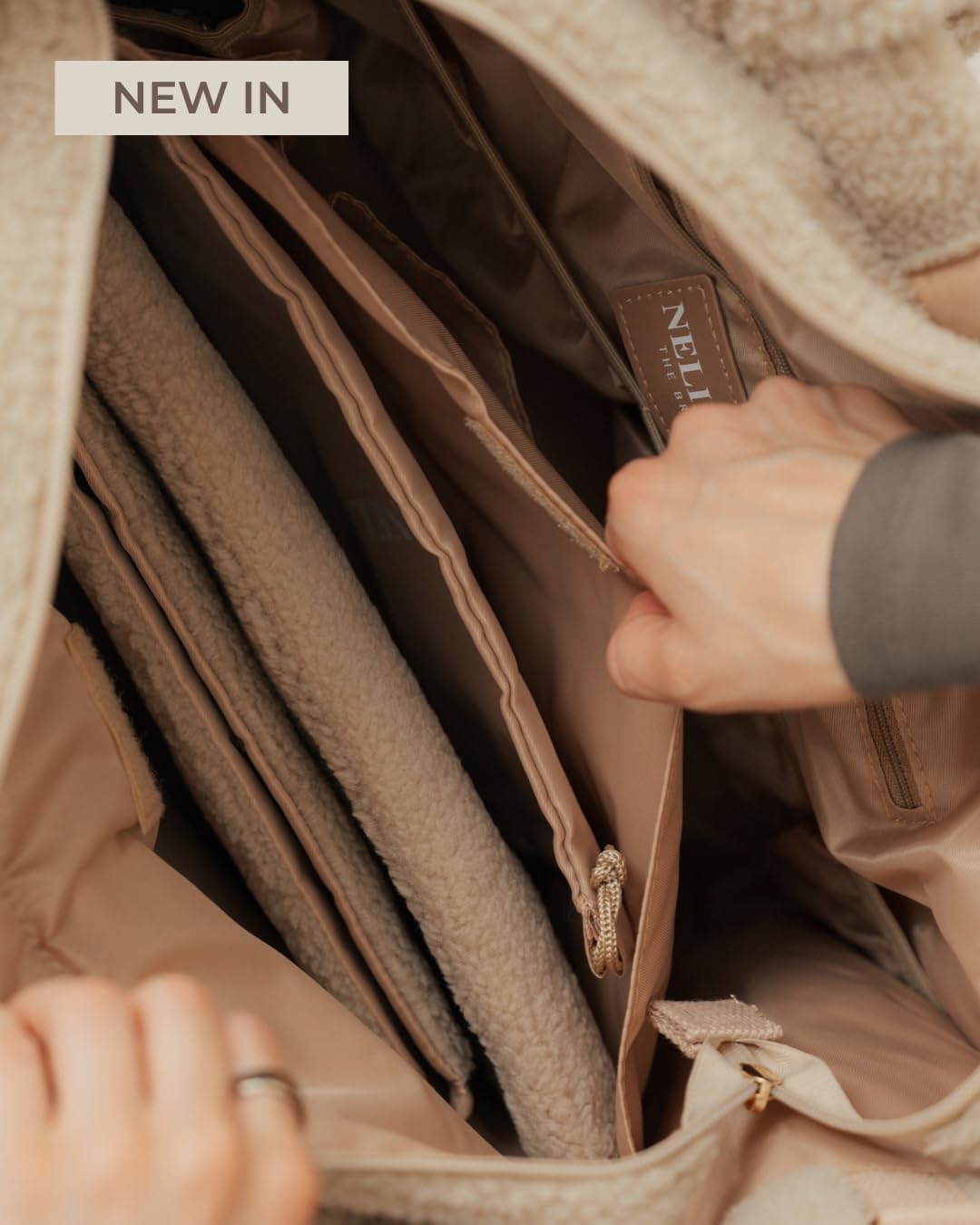 The Brand Wickeltasche Teddy Mom Bag Beige mit Wickelunterlage, Flaschenhalter, Kinderwagenbefestigu