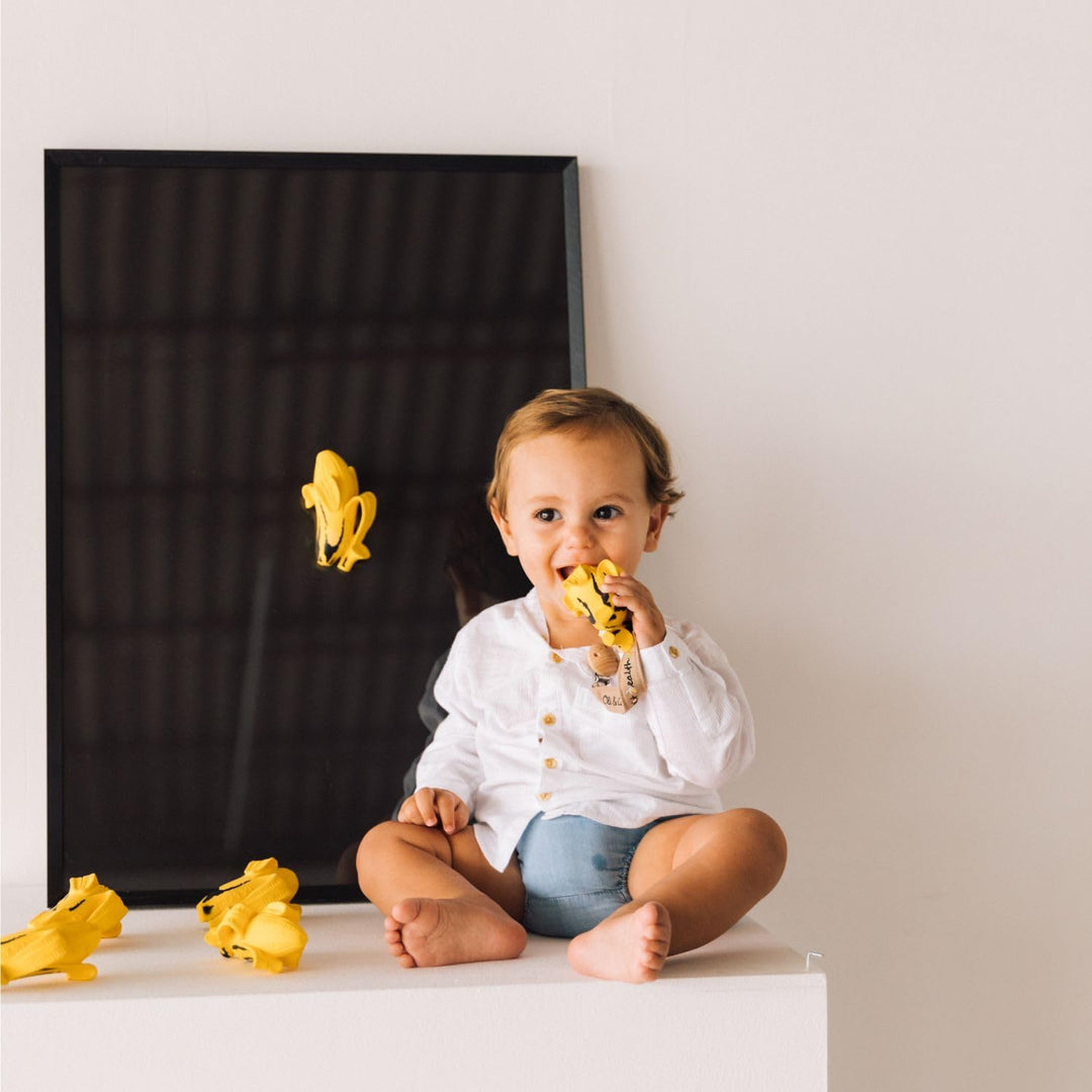 Oli & Carol Ana Banana Pop Beissspielzeug Banane Spielzeug ab 0+ Baby gelb