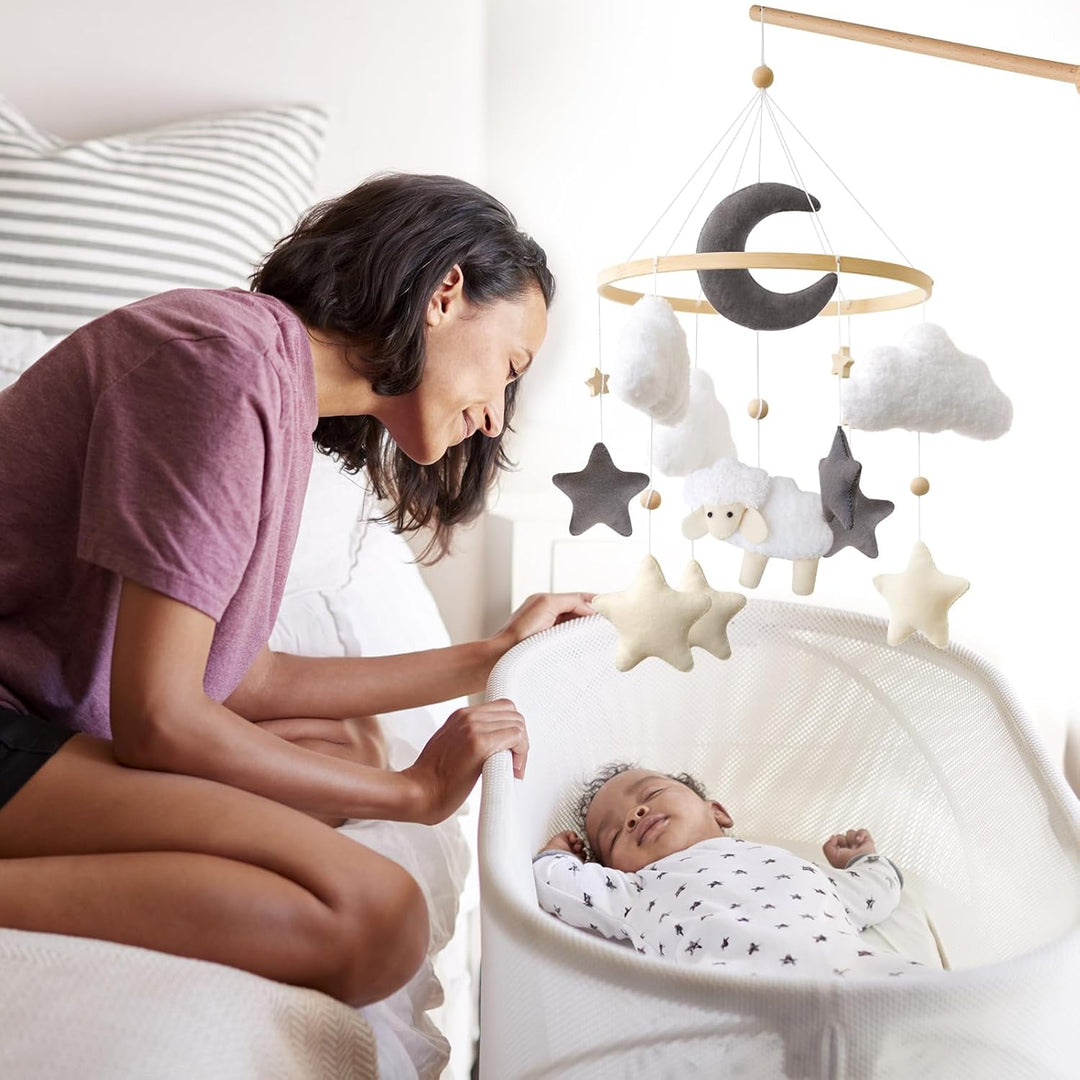 Schaf Mobile Baby Hölz Babybett Süsses Lämmchen Mobile Baby Windspiel mit Filzbällen Wolke und Stern