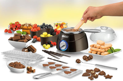 UNOLD 48667 CHOCOLATIER Schokoladen Fondue Schmelztopf inkl. Giessformen mit Zubehör, 2 Heizstufen,