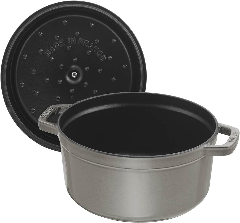 STAUB Gusseisen Bräter/Cocotte, Rund 24 cm, 3,8 L, Aromaregen Funktion für optimale Befeuchtung, Für