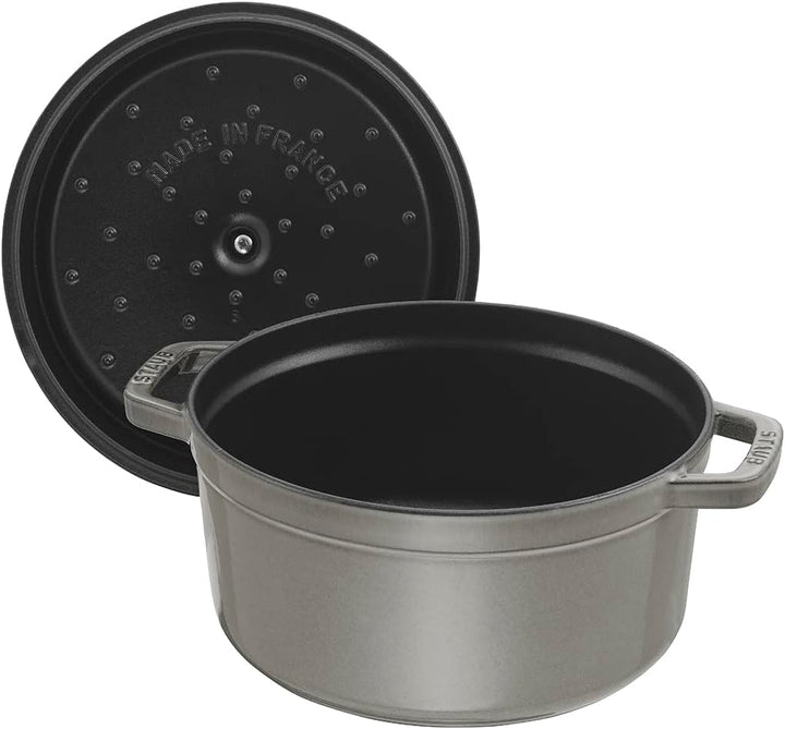 STAUB Gusseisen Bräter/Cocotte, Rund 24 cm, 3,8 L, Aromaregen Funktion für optimale Befeuchtung, Für