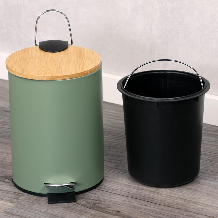 Kesper | Kosmetikeimer Grün | Metall mit FSC®-Bambusdeckel, Pedal-Mülleimer fürs Bad, Gäste-WC oder