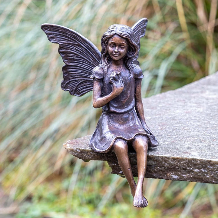 IDYL Bronze-Skulptur Sitzende Fee mit Schmetterling | 20x11x13 cm | Klassische Bronze-Figur handgefe
