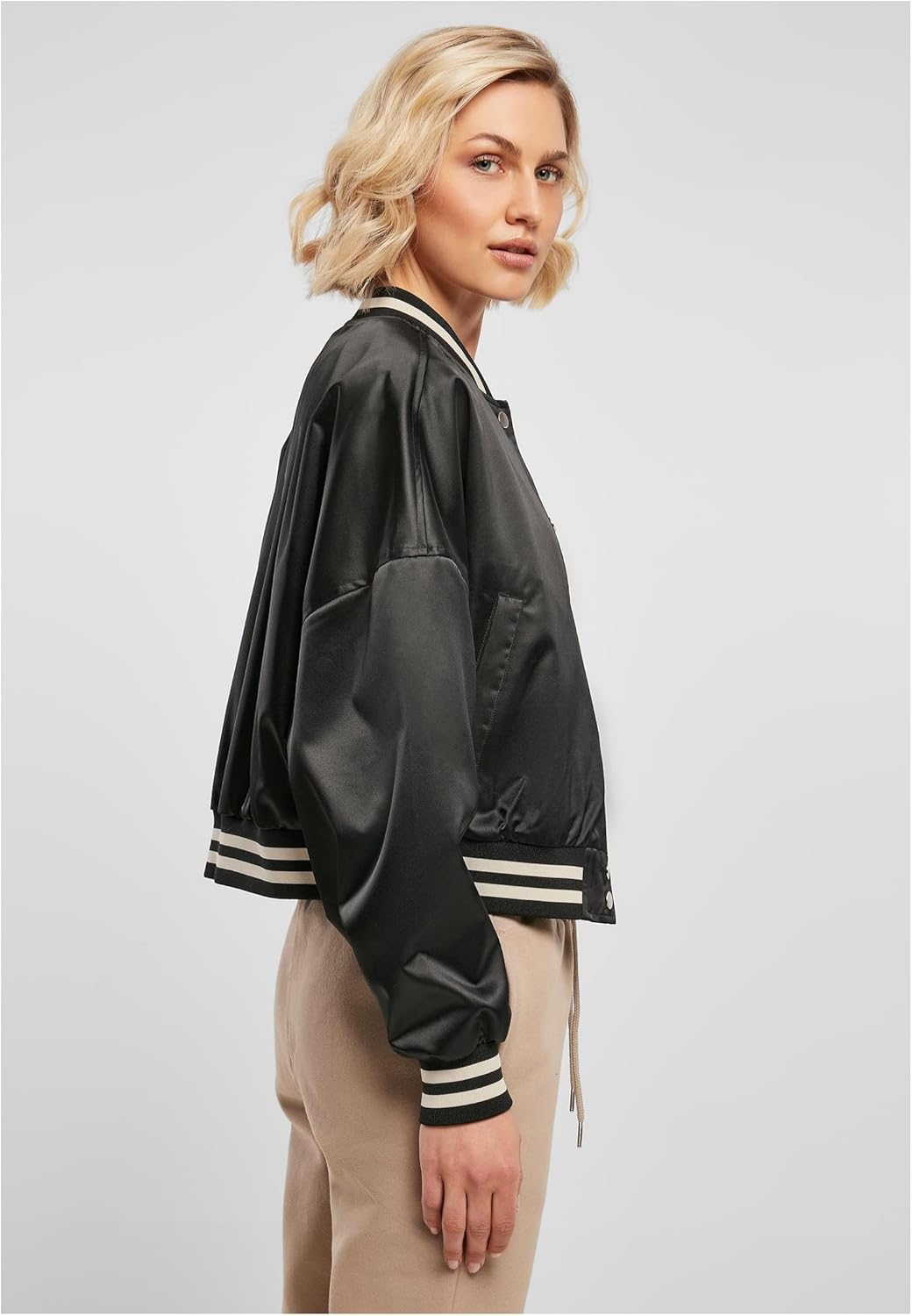 Urban Classics Damen College Jacke aus schimmerndem Satin, Short Oversized Satin College Jacket, Var