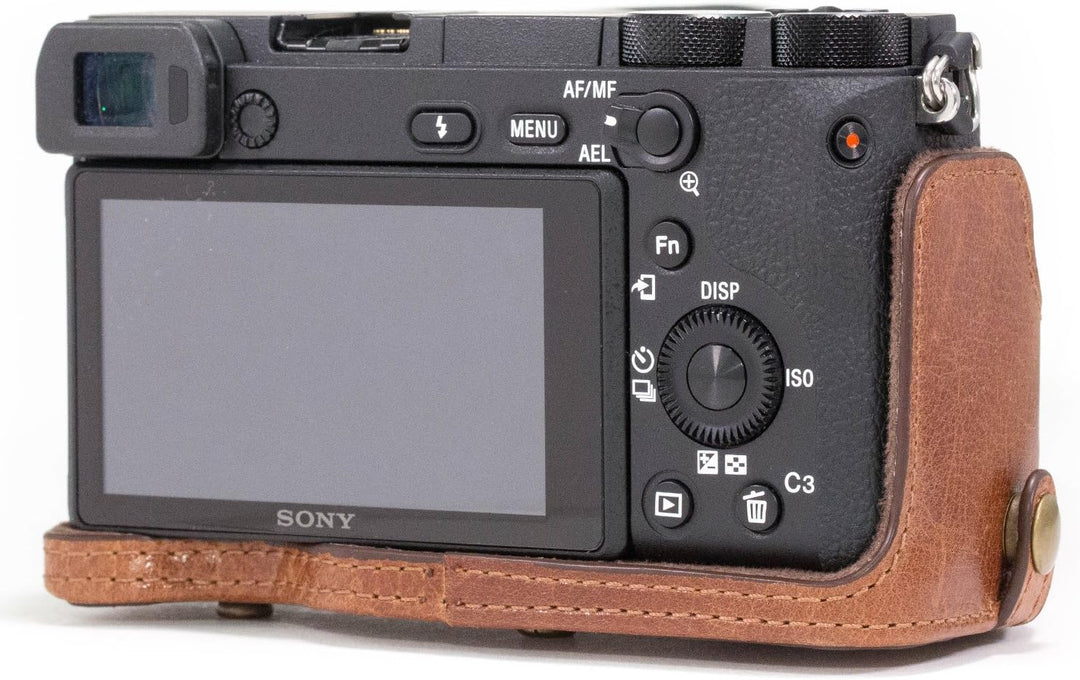 MegaGear Sony Alpha A6500 (up to 16-70mm Lens) Ever Ready Echtleder Kamera-Case mit Trageriemen und