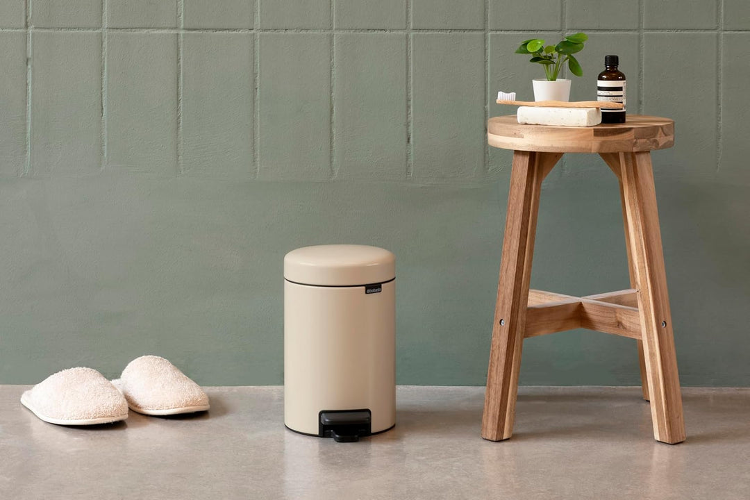Brabantia - NewIcon Treteimer 5L - Kleiner Abfalleimer für Bad oder Toilette - Sanft Schliessender D