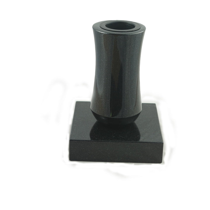 designgrab "Atria Grabvase und Sockel aus Granit Schwedisch Black
