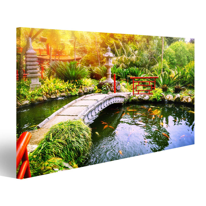 islandburner, Bild auf Leinwand Japanischer Garten mit schwimmenden Koi-Fischen im Teich. Naturhinte