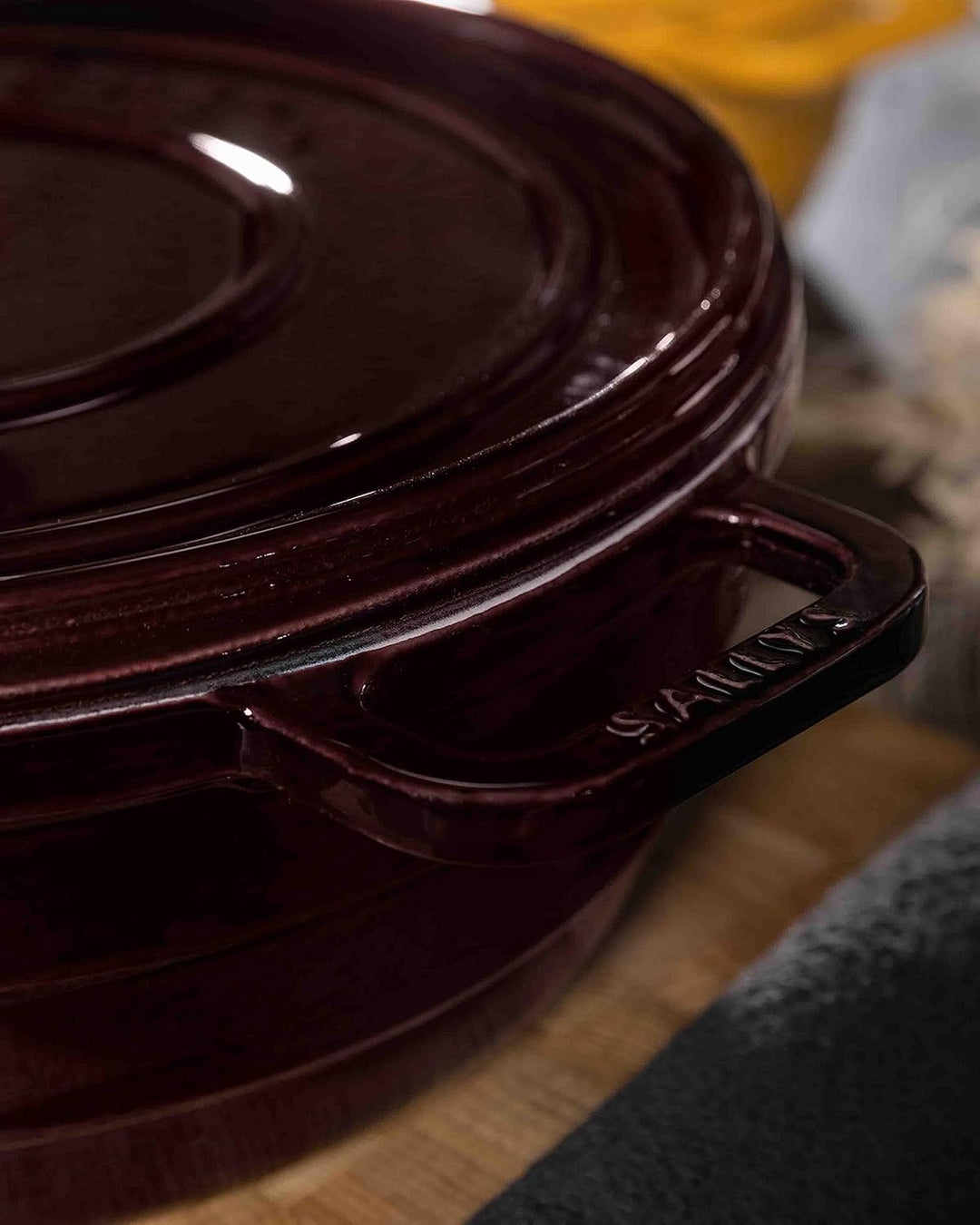 Sallys 'Ela' Deluxe Gusseisentopf - Robustes und Hochwertiges Kochjuwel für Perfektes Garen (Plum Pu