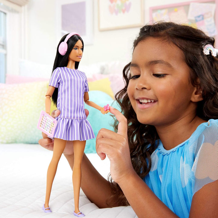 Barbie Fashionistas Puppe Nr. 245, autistische Barbie-Puppe mit violett gestreiftem Kleid mit Zubehö