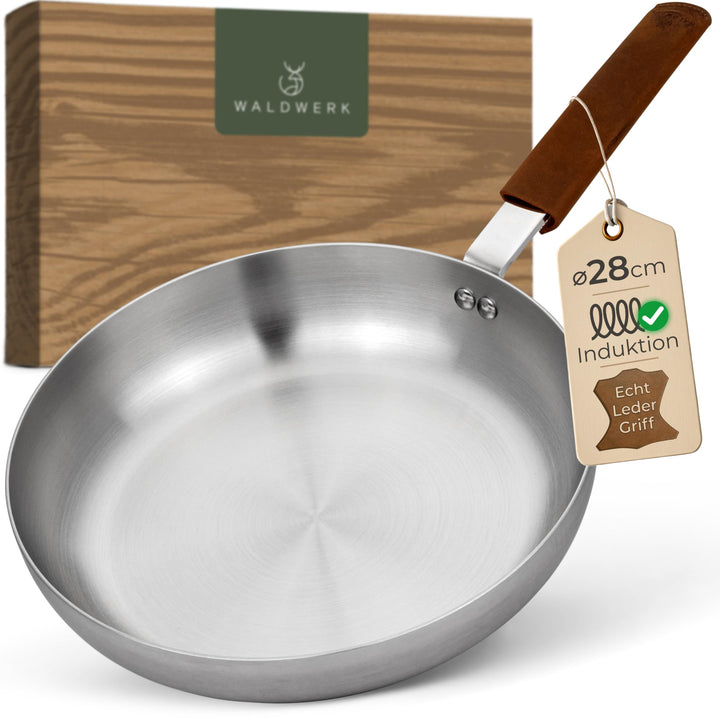 WALDWERK Edelstahlpfanne 28 cm - Induktionsgeeignet und Ofenfest - Pfanne aus Edelstahl mit Lederübe