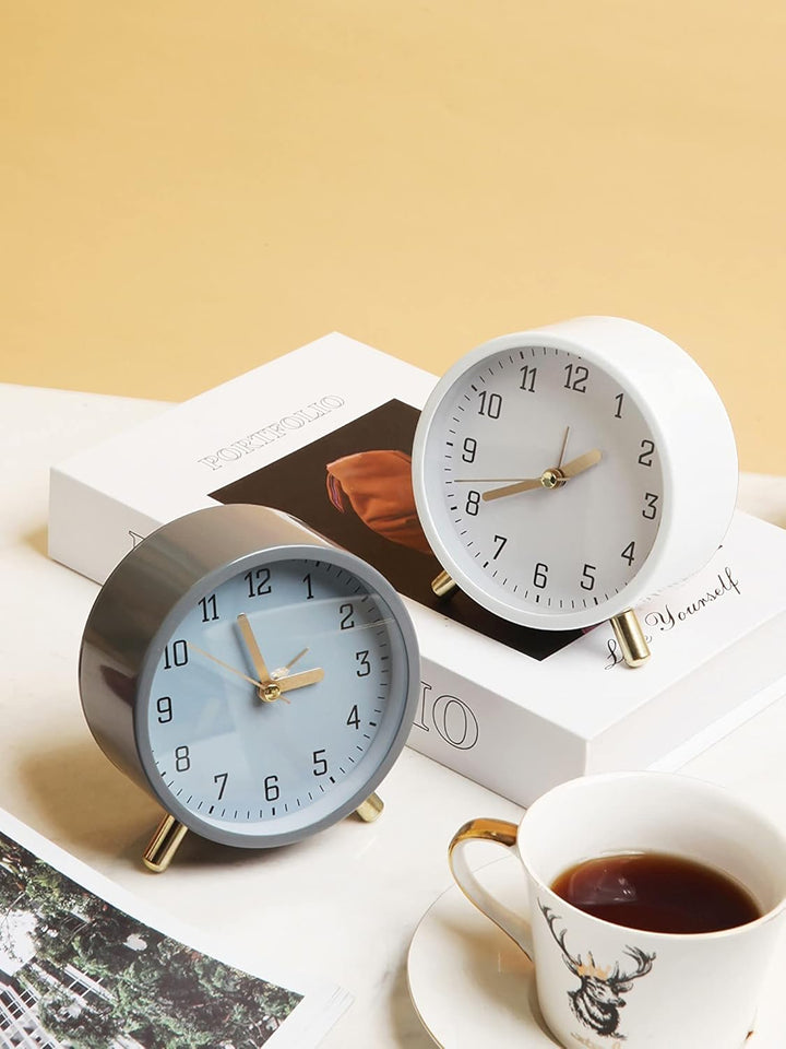 Shisedeco Wecker mit Hintergrundbeleuchtung, analog, nicht tickend, leise, kleine Tischuhr mit arabi