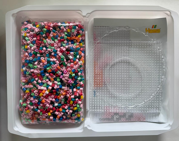 Hama Perlen 7917 Peppa Wutz & Schwester, grosse Geschenkpackung mit 4000 Midi-Perlen, 2 Stiftplatten