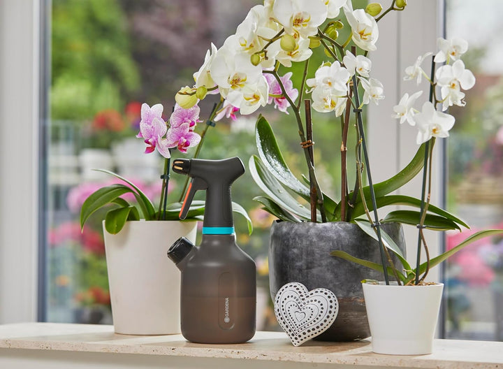 Gardena Pumpsprüher 1l: Indoor Pumpsprüher mit 360°-Funktion, Messingdüse, grosse Öffnung, lichtdurc