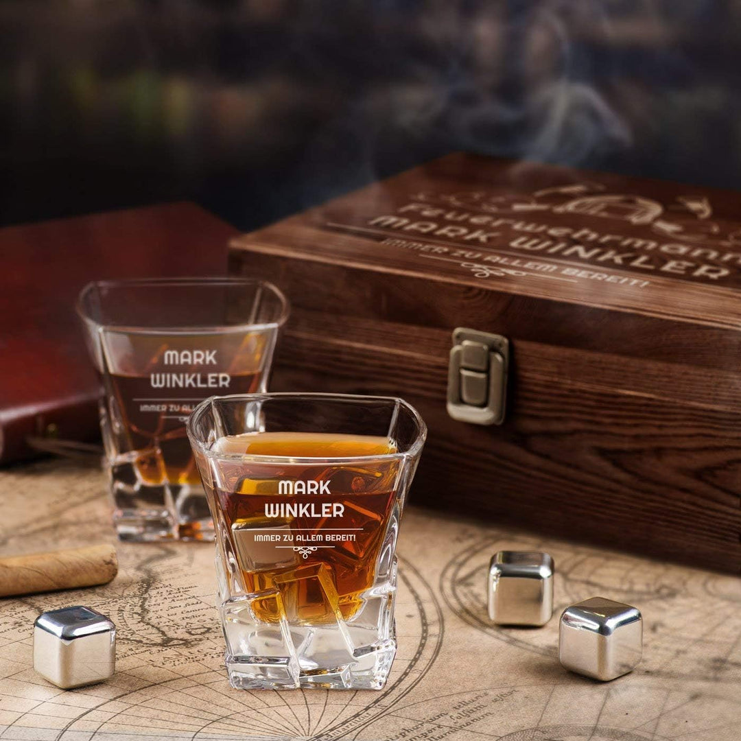 Maverton Whisky Steine Set - in Holzbox mit Gravur - 8 Eiswürfel & 2 Whisky Gläser, Zange, Samtbeute