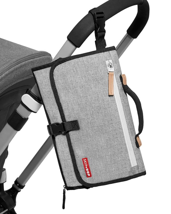 Skip Hop Pronto Mini Wickeltasche, Wickelstation für unterwegs, grey melange grau Einfarbige, grau E