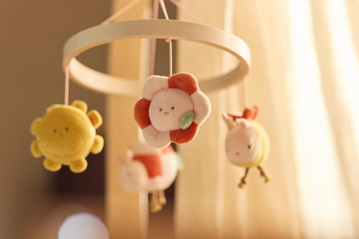 Jollein Mobile Baby – Pretty Picnic – Holzring mit Stofffiguren – Sonne, Blume, Biene & Marienkäfer