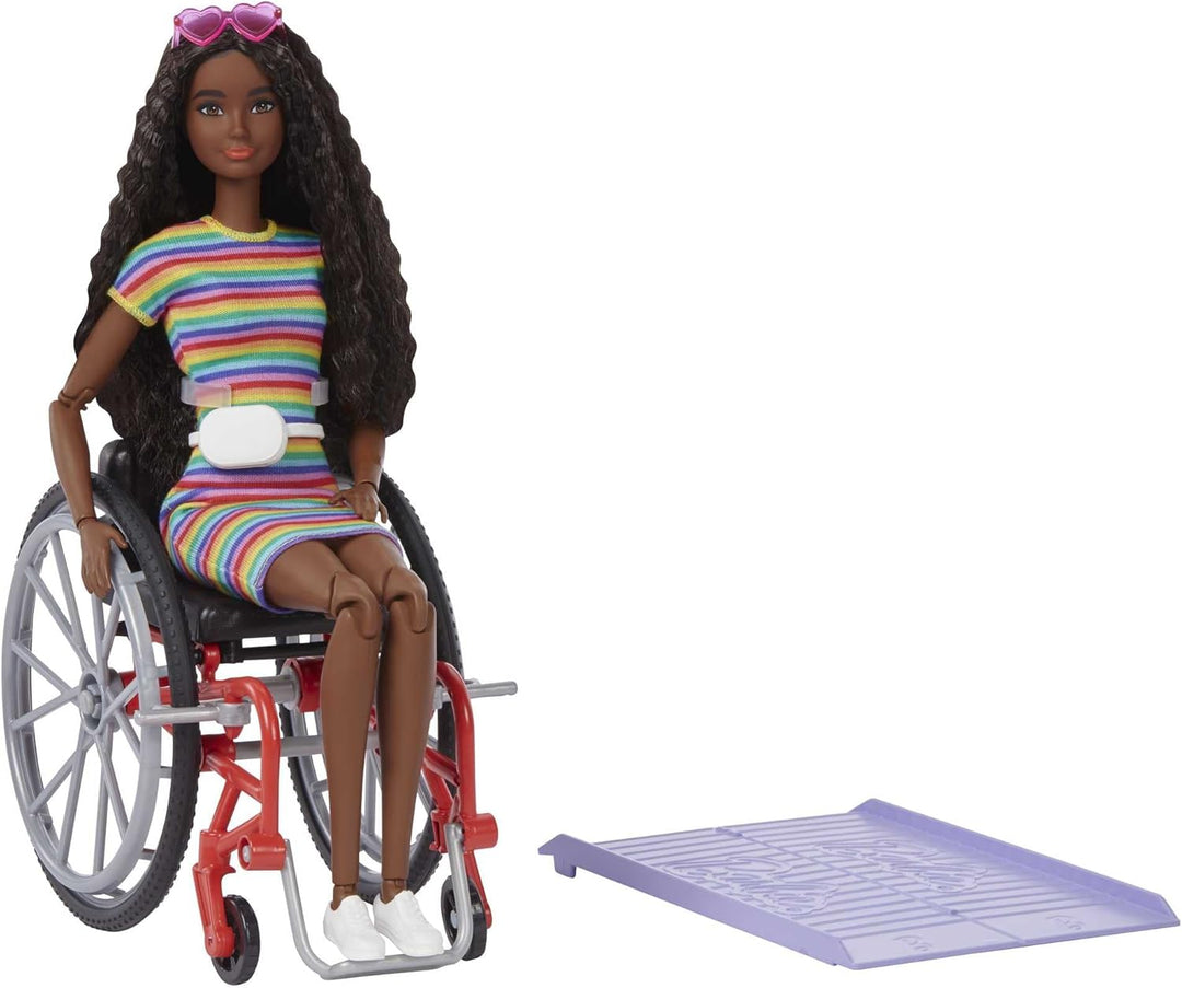 Barbie GRB94 - Fashionistas Puppe mit Rollstuhl und gekräuselten braunen Haaren, Kleid mit Regenboge