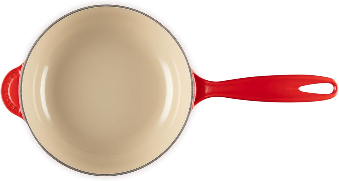 Le Creuset Stechpalmen-Untertasse aus emailliertem Gusseisen, 2,25 qt, Kirschrot mit goldfarbenem Kn