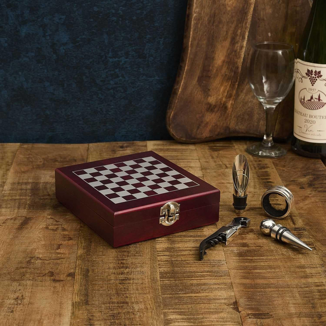 Wein- und Schachset im Holzbox – Elegantes Geschenkset mit Schachbrett, Figuren & Weinaccessoires –