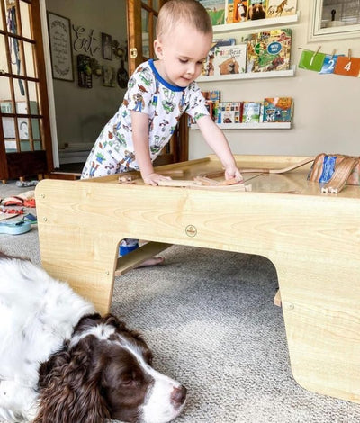 KidKraft Holzeisenbahn und Spieltisch Waterfall Mountain mit Aufbewahrungsbox, Eisenbahn mit Zubehör