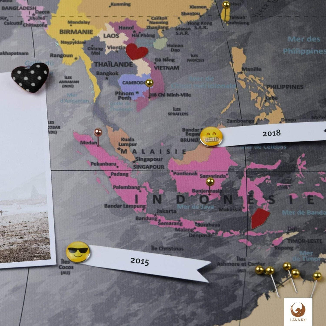 LANA KK - Weltkarte Leinwandbild mit Korkrückwand zum pinnen der Reiseziele – „Worldmap Edelgrau” -
