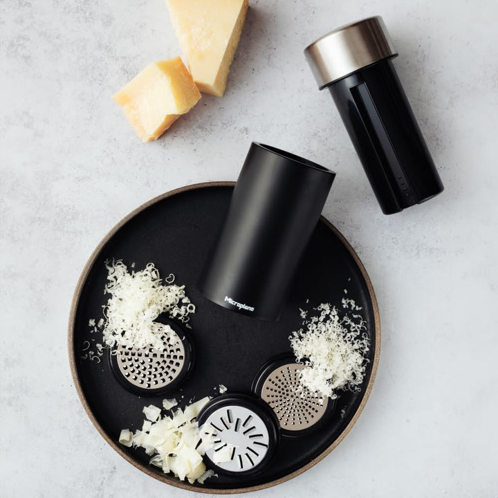 Microplane Universal Mill Edelstahlreibe mit Deckel | Ideal für Käse, Schokolade, Knoblauch, Nüsse,