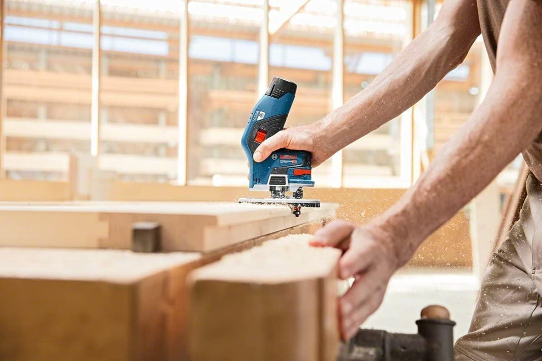 Bosch Professional 12V System Akku Kantenfräse GKF 12V-8 (ohne Akkus und Ladegerät, inkl. Spannzange