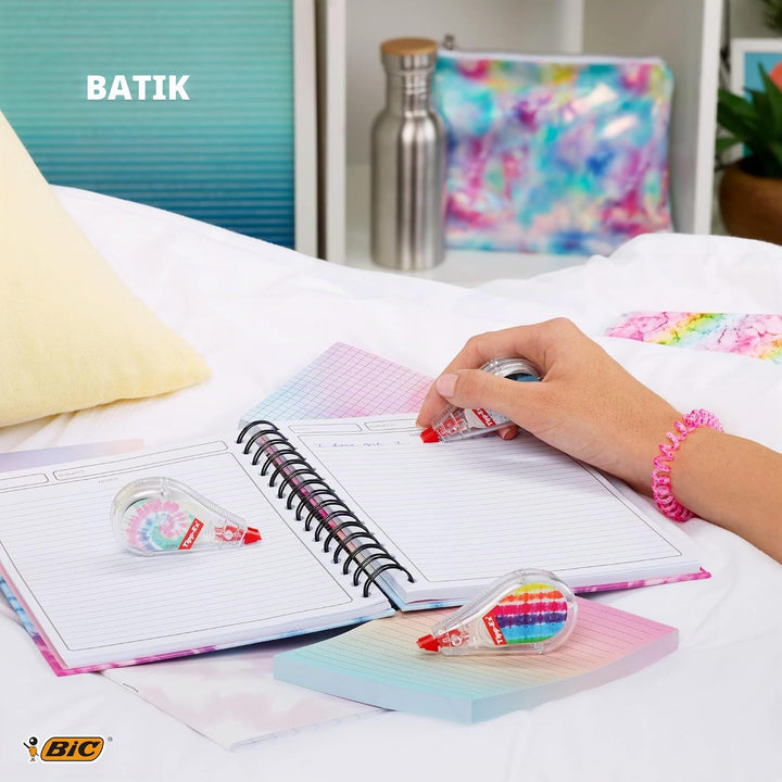 BIC 4 Colours 4 Farben Kugelschreiber und Tipp-Ex Korrekturroller Schreibwaren Set, in Tie Dye Batik